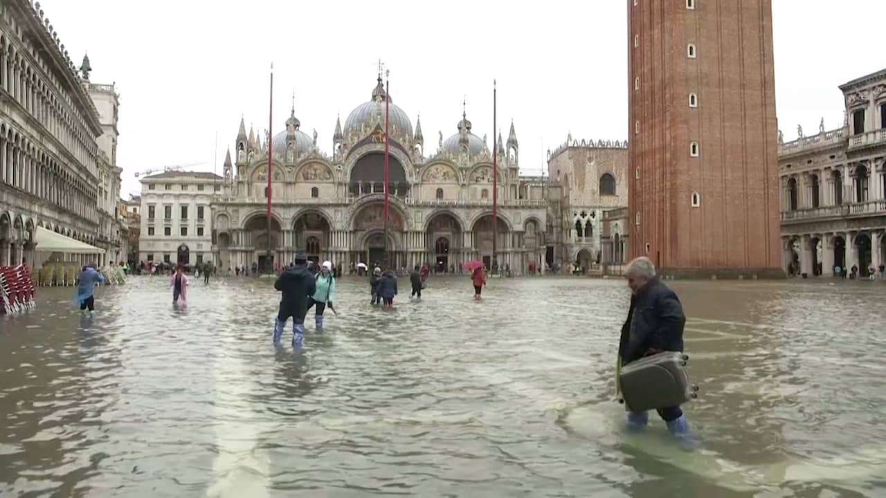 Beeld uit video: Toeristen Venetië banen zich een weg door overstroomde straten