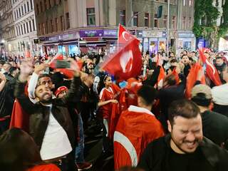 Vlagvertoon en getoeter: Berlijnse wijk Kreuzberg juicht voor Turkije