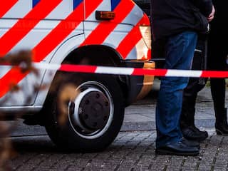 Politie onderzoekt dode naast uitgebrande auto in Zeeland