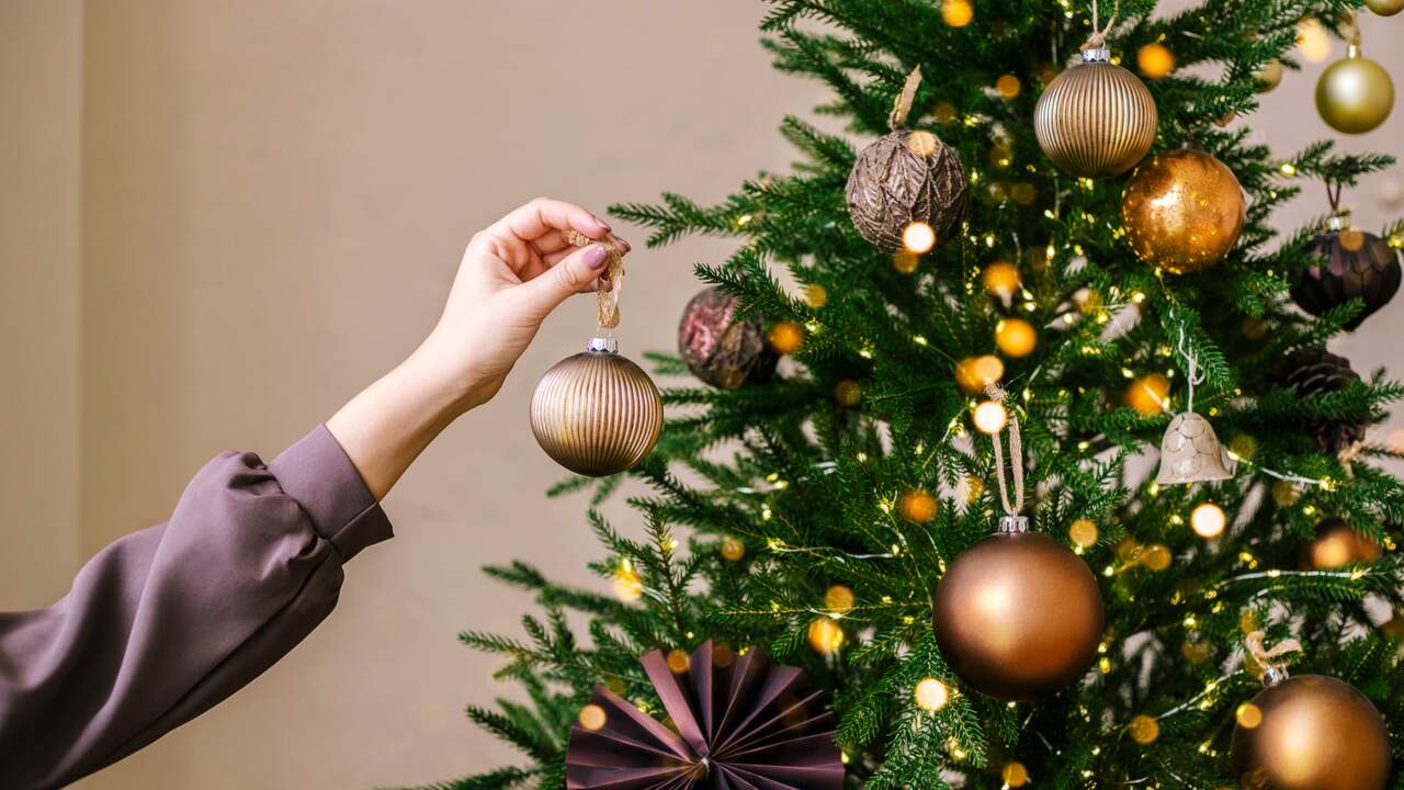Het versieren van (kerst)bomen wordt al eeuwen gedaan.