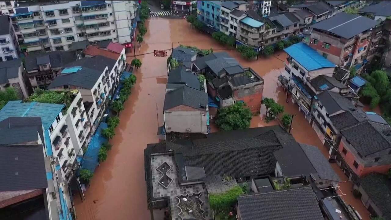 Beeld uit video: Overstromingen en aardverschuivingen door hevige regenval in China