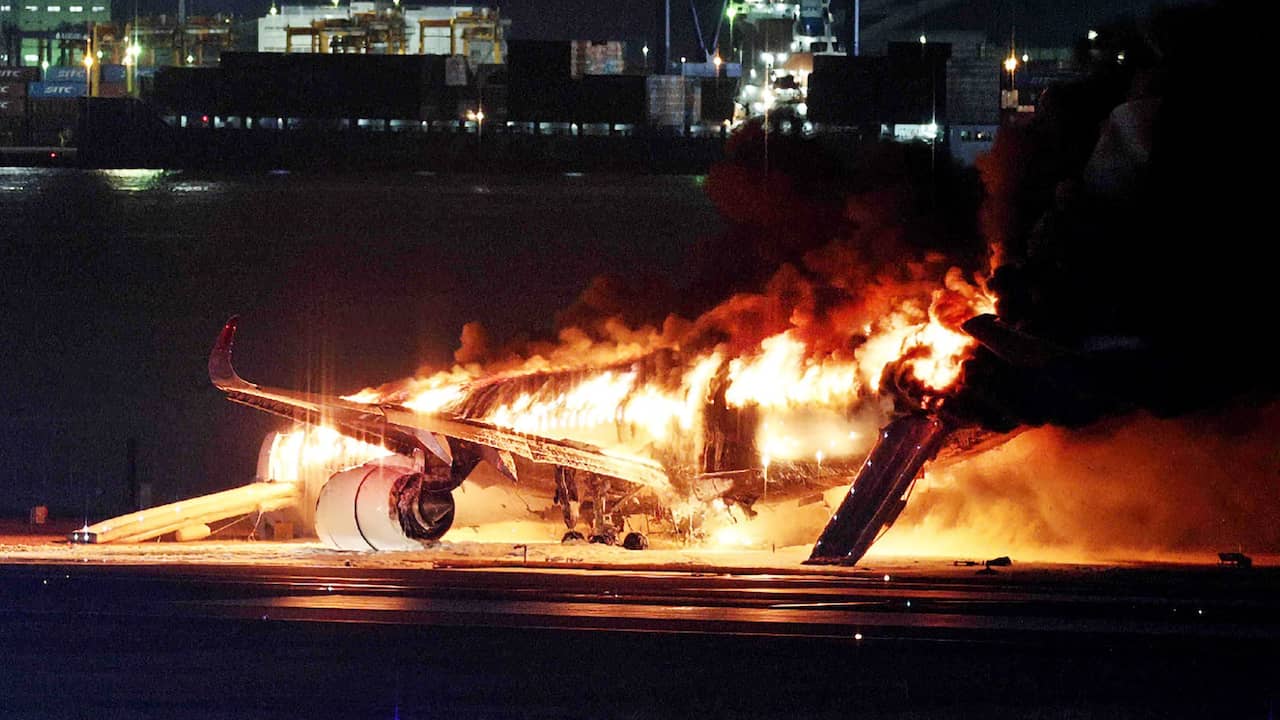 Tutti i 379 passeggeri dell'aereo in fiamme a Tokyo sono stati evacuati e l'aereo si è scontrato con un altro aereo |  al di fuori