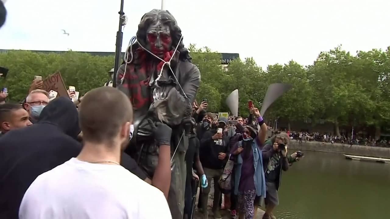 Beeld uit video: Britse demonstranten gooien standbeeld slavenhandelaar in rivier