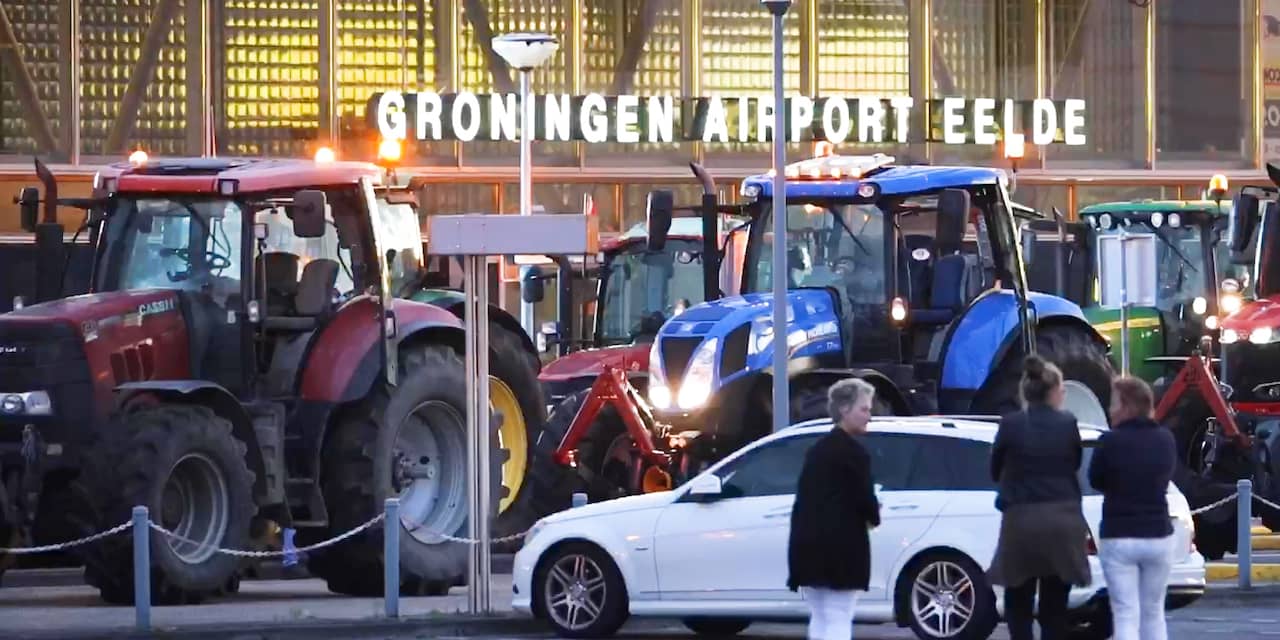 Boeren voeren actie bij Groningen Airport Eelde