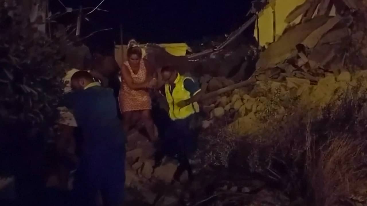 Hulpdiensten redden mensen onder puin na aardbeving Italiaans eiland