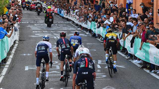 Primoz Roglic in de aanval in de straten van Bologna.