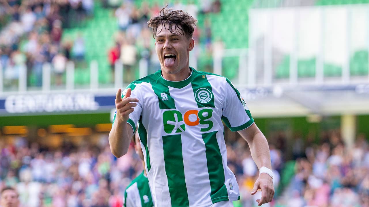 Jørgen Strand Larsen celebrates his 2-0.  The Norwegian seemed to shoot FC Groningen on its way to a victory.