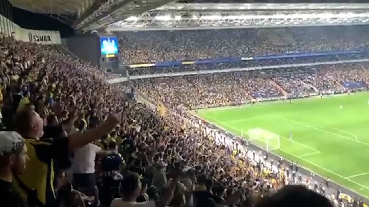 Beeld uit video: Fenerbahçe-fans scanderen naam Poetin bij duel met Dynamo Kyiv