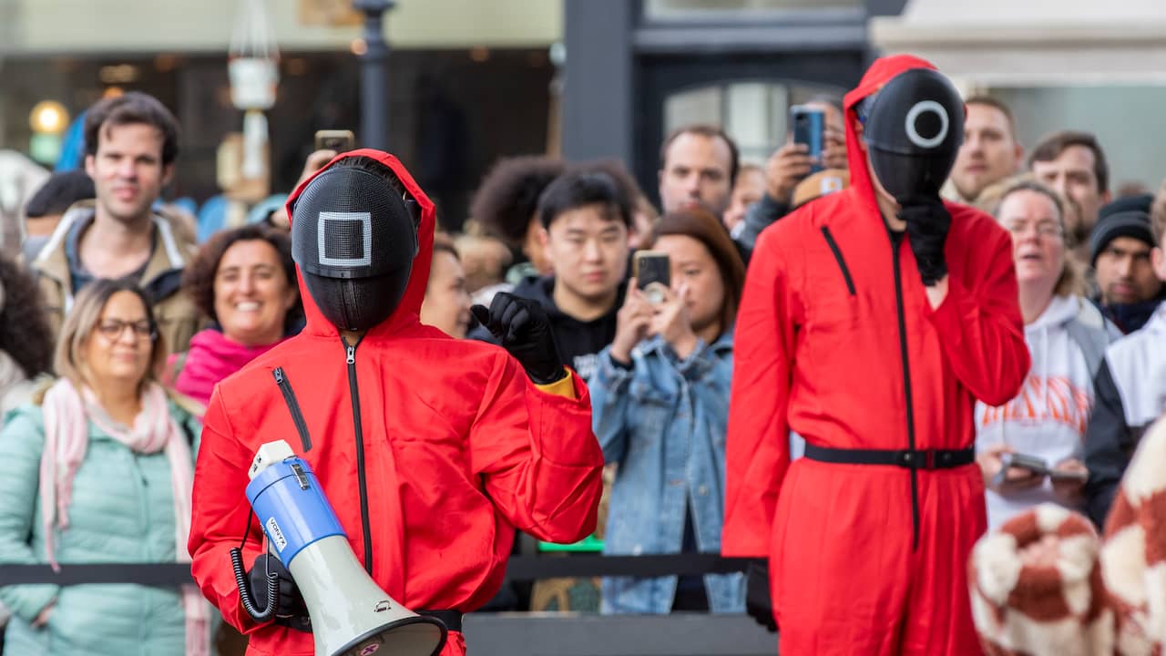 Beeld uit video: Honderden fans van Squid Game spelen in Rotterdam spel uit de serie