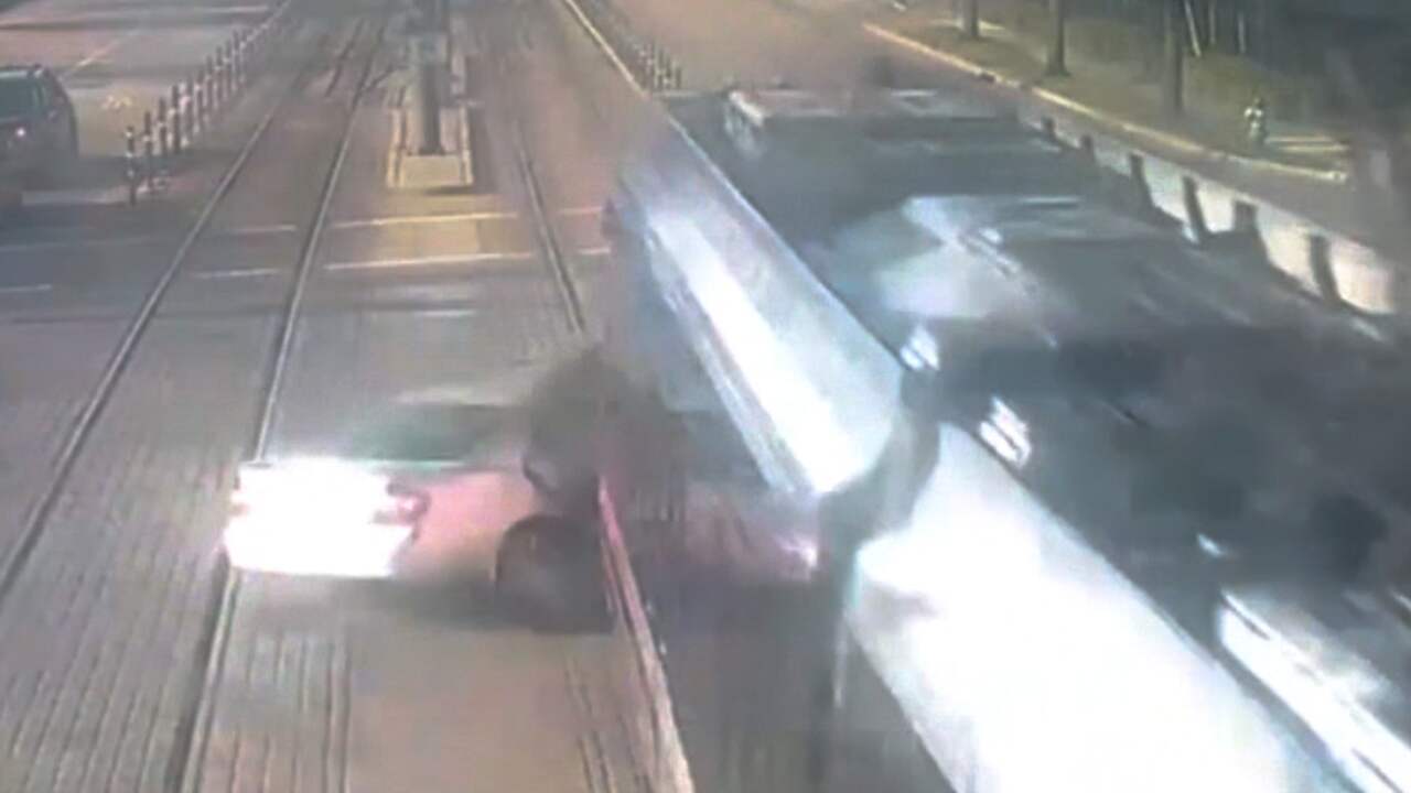 Auto Bijna In Tweeen Gespleten Bij Crash Met Tram In Houston Nu Het Laatste Nieuws Het Eerst Op Nu Nl