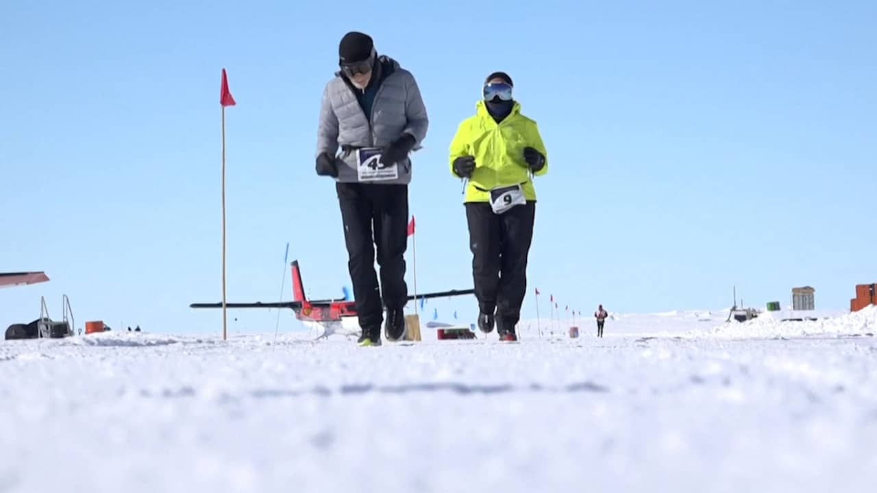 84-jarige man loopt marathon op Antarctica