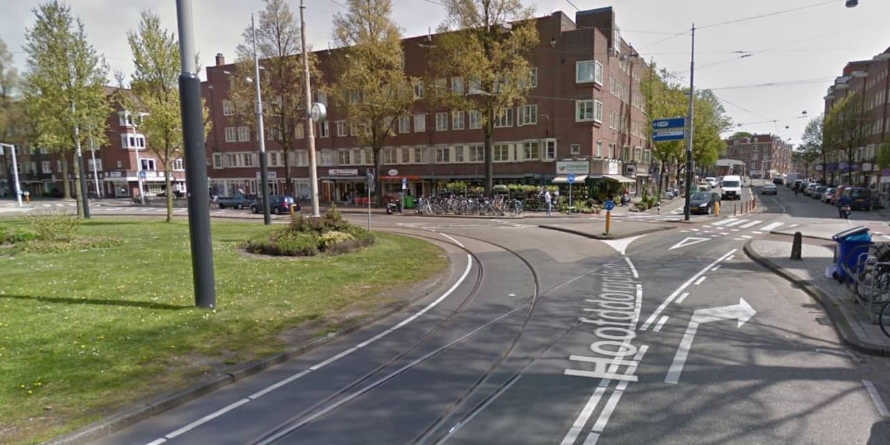 Automobilist rijdt tramrails op Hoofddorpplein in Zuid kapot
