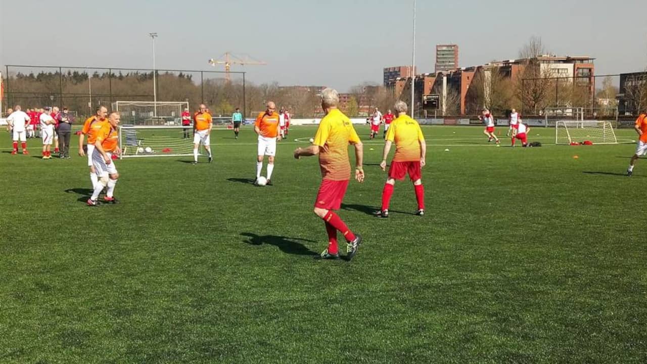 Eerste walking football-toernooi voor senioren bij DBS in Eindhoven