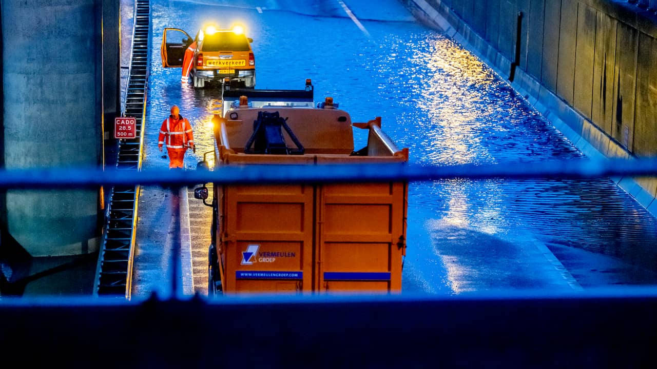 In a short time, a lot of rain has fallen on the A20 at the Kleinpolderplein junction.