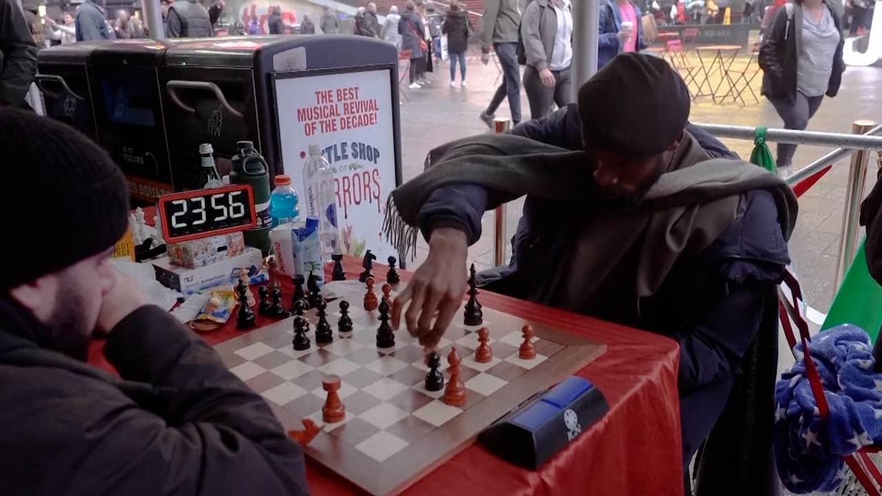 Beeld uit video: Nigeriaan schaakt 58 uur en breekt record in New York