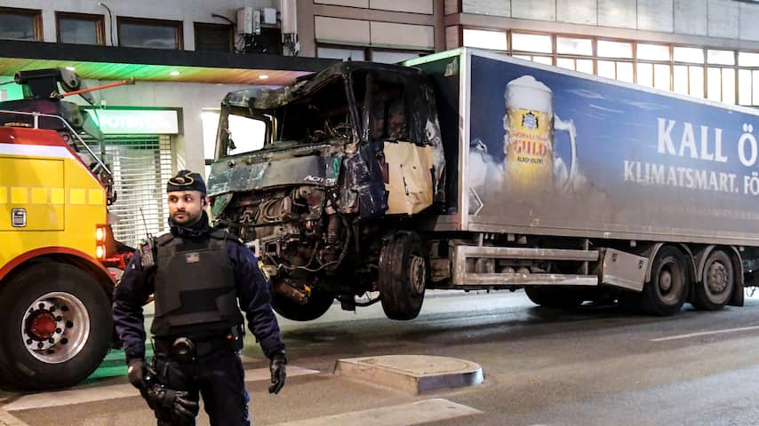 Vrachtwagen aanslag Stockholm weggesleept