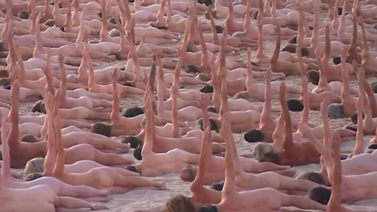 Beeld uit video: Australiërs poseren naakt op strand voor strijd tegen huidkanker