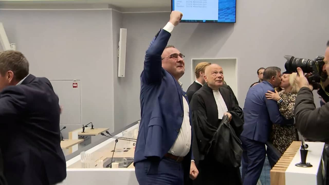Beeld uit video: De Mos barst in gejuich uit na vrijspraak in corruptiezaak