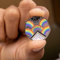 Britse 'Munt' slaat regenboogmunt ter gelegenheid van vijftig jaar Pride