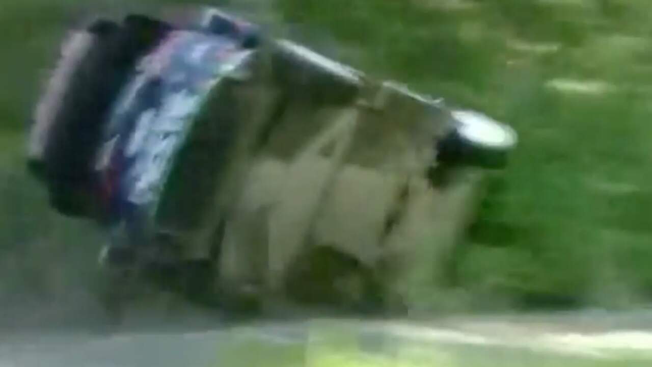 Auto vliegt hard uit bocht tijdens rally in Finland