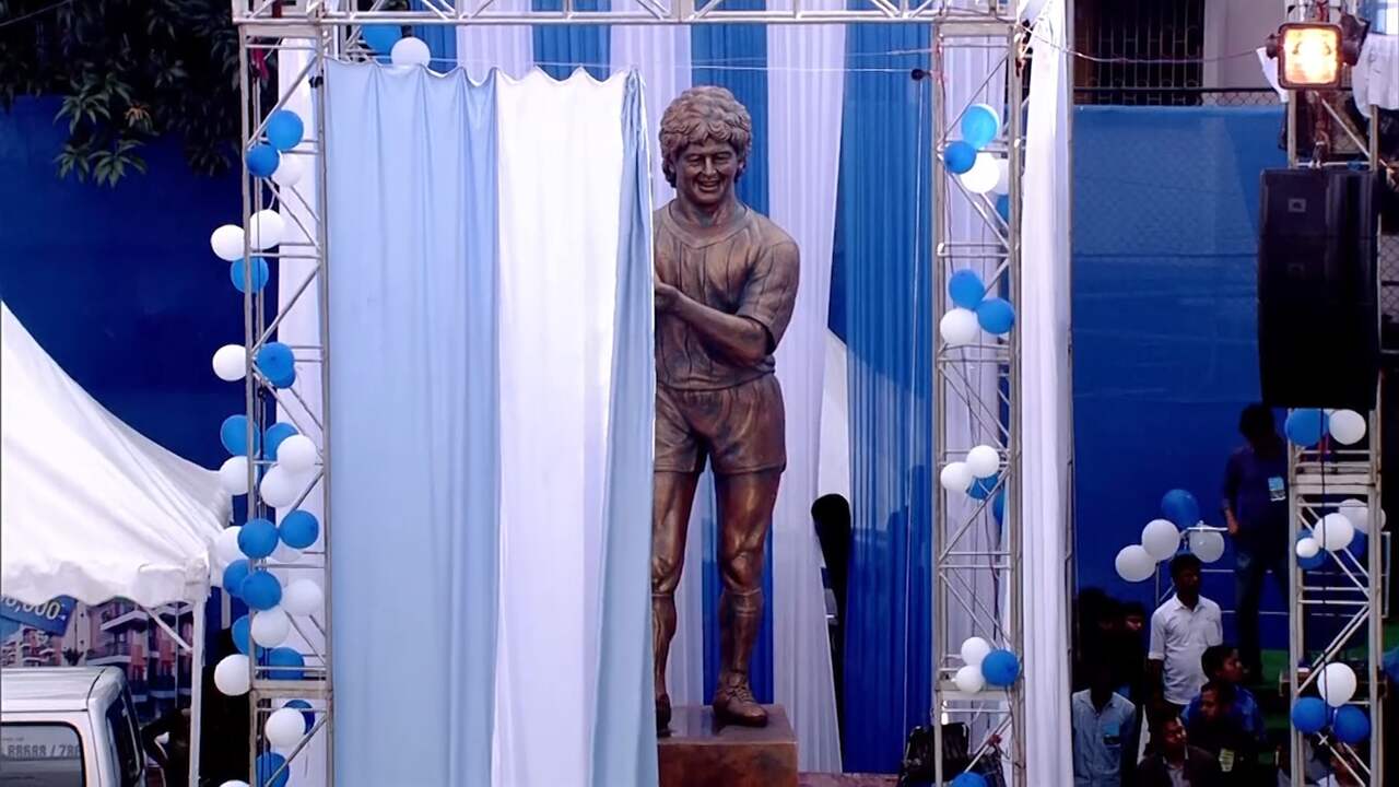 Beeld uit video: Diego Maradona onthult enorm standbeeld van zichzelf in India