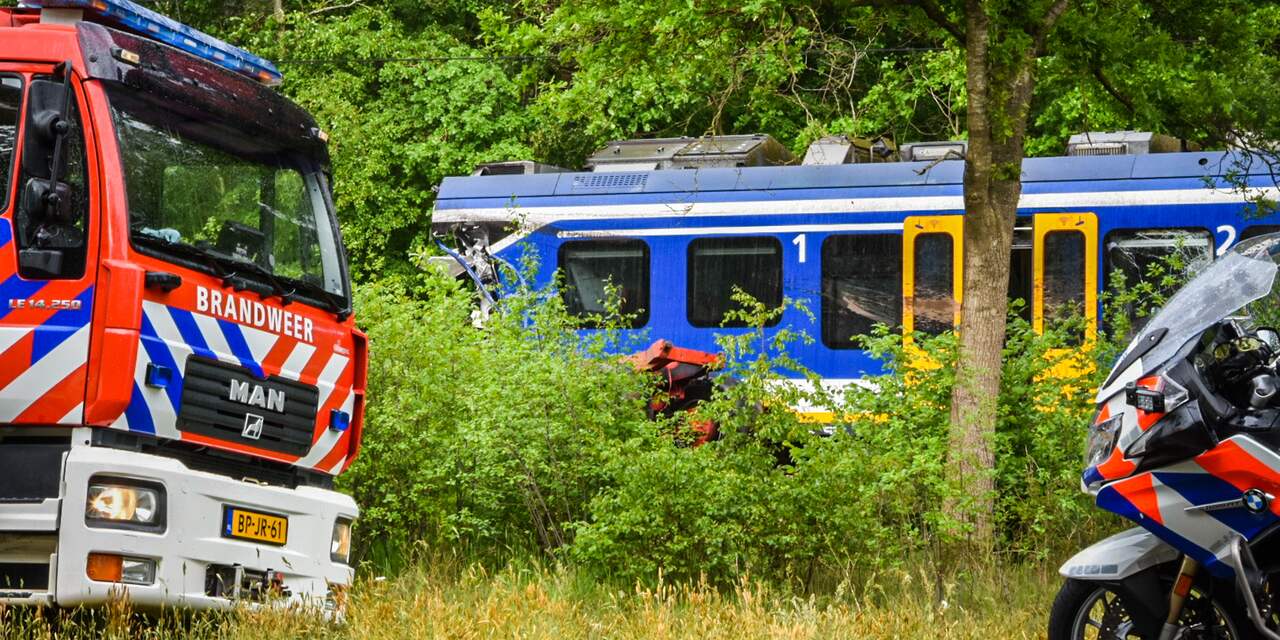 Machinist overleden na botsing tussen trekker en trein in Drenthe