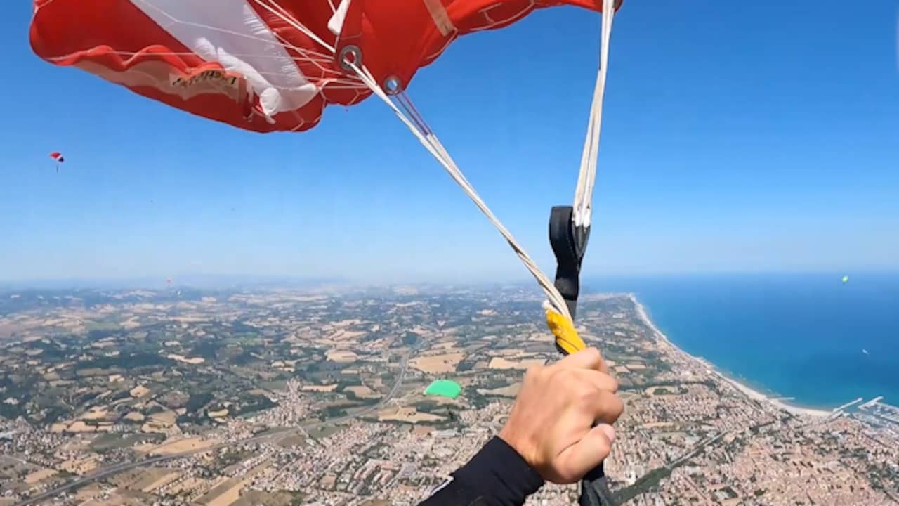 Beeld uit video: Parachutist komt met schrik vrij nadat kabels verstrengeld raken