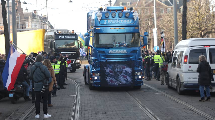 Trucks verlaten Binnenhof