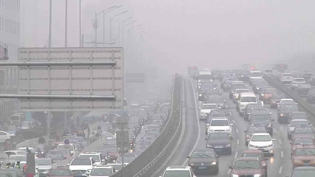 Beeld uit video: Dichte smog in Peking voor derde dag op rij