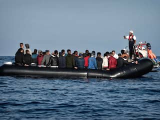 Reddingsschip Lifeline zoekt haven voor opgepikte migranten
