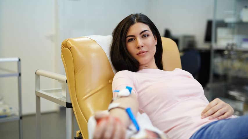 vrouw ondergaat bloedtransfusie