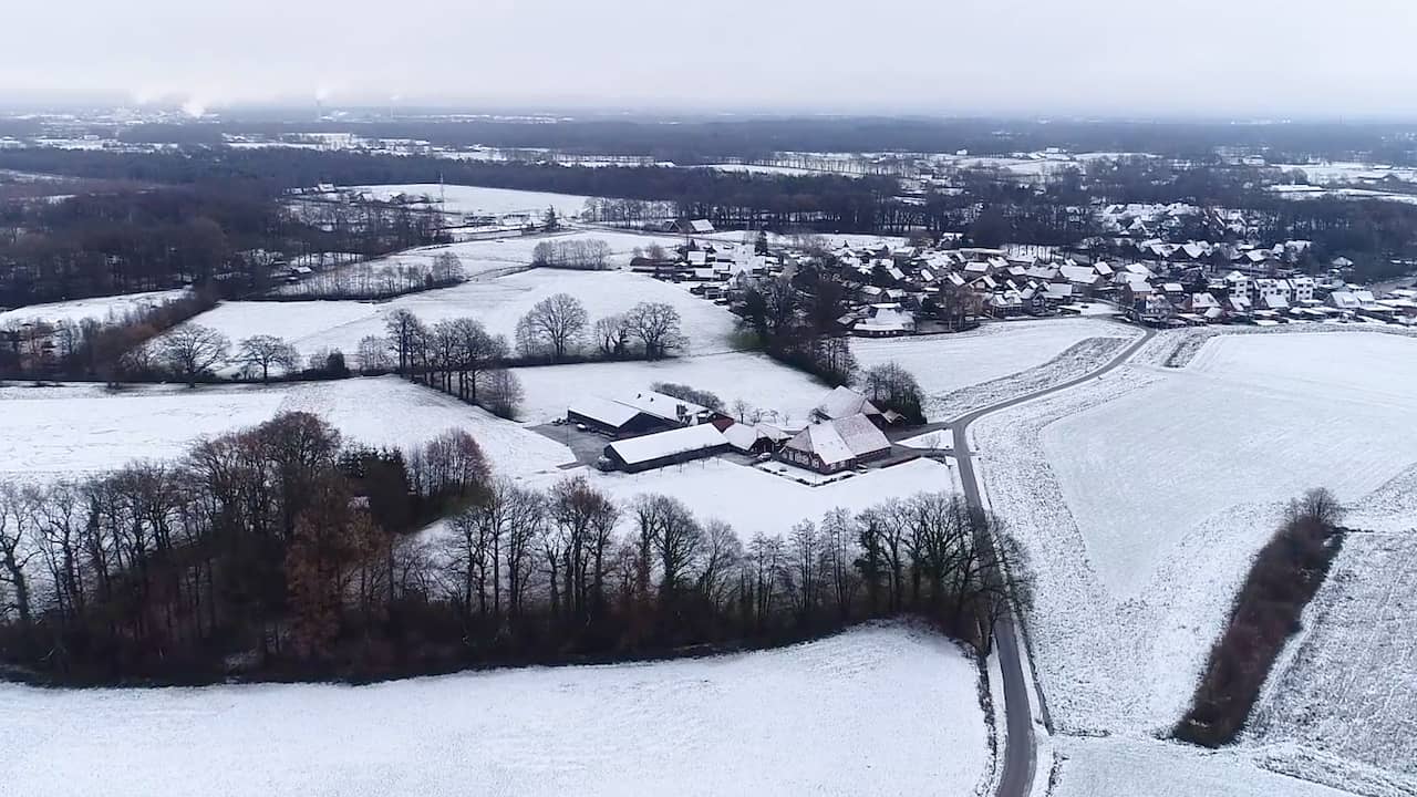 Beeld uit video: Drone toont besneeuwde landschappen in oosten van Nederland