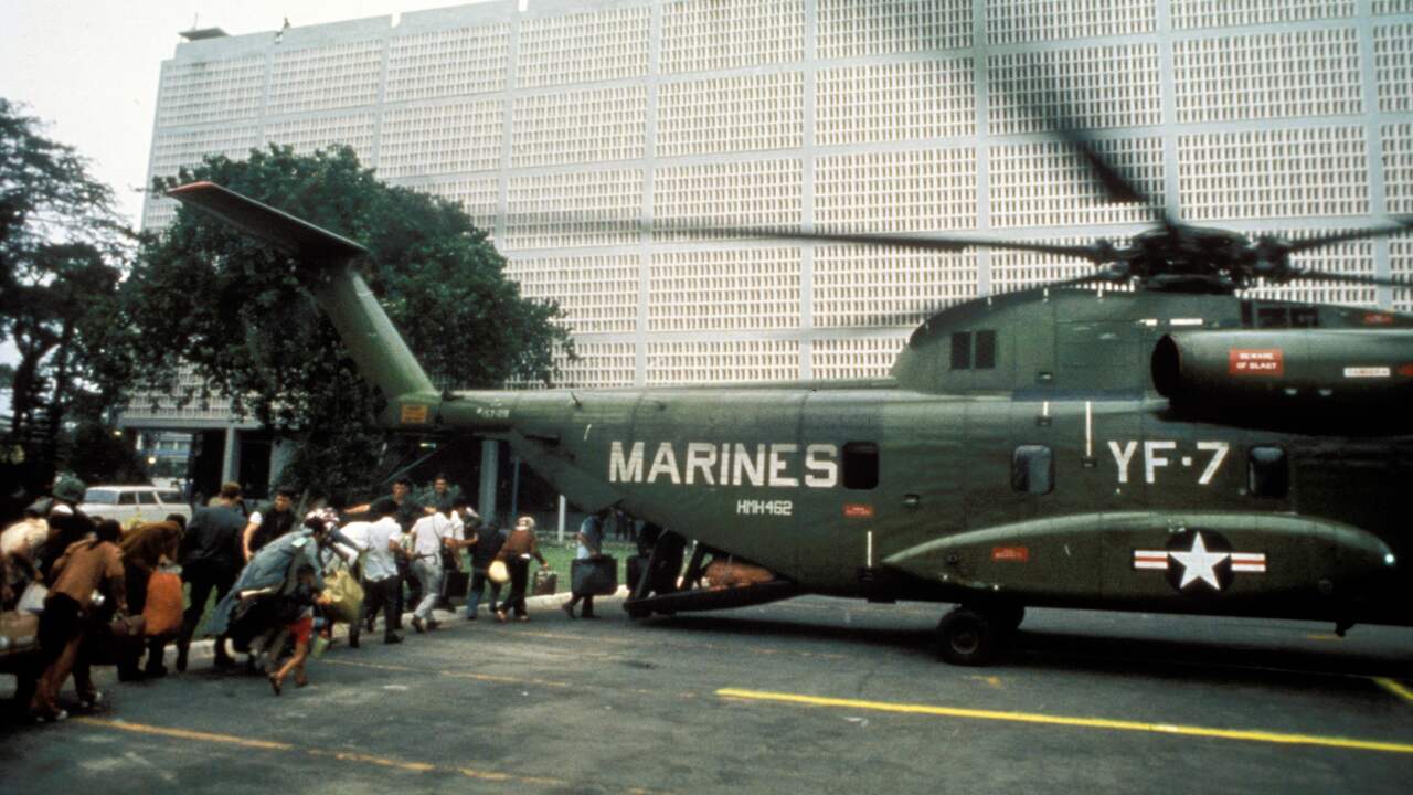 Evacuatie van burgers op het terrein van de Amerikaanse ambassade in de Zuid-Vietnamese hoofdstad Saigon in 1975.