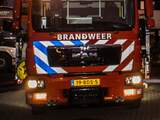 De brandweer is met het vallen van de avond nog bezig met blussen.