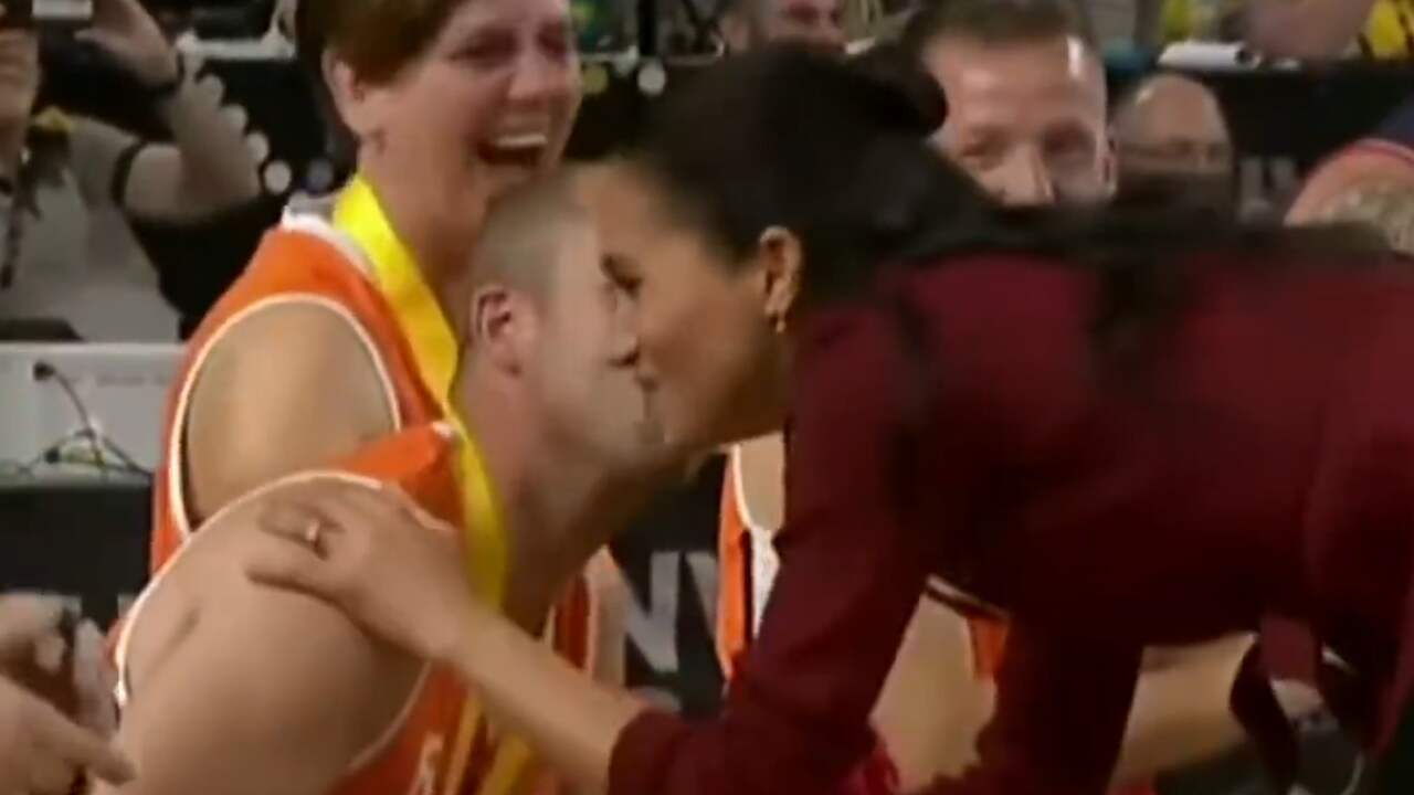 Beeld uit video: Meghan Markle krijgt kus van basketballer bij Invictus Games