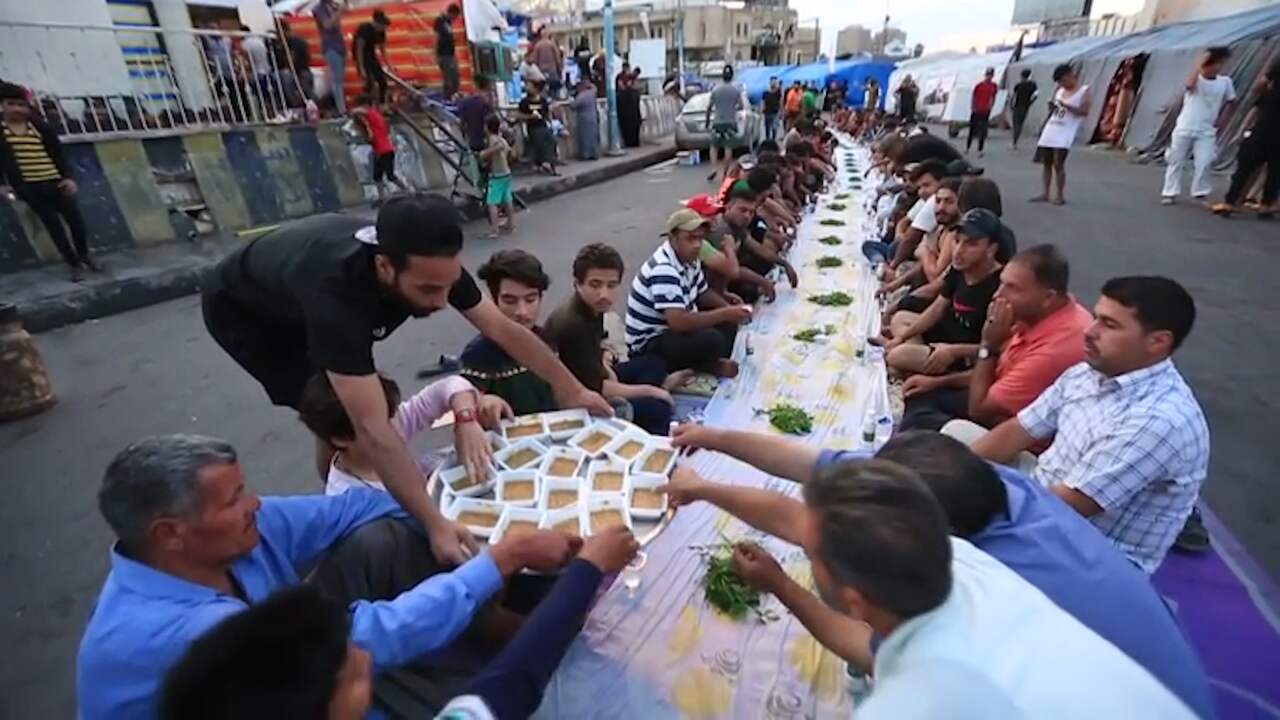 Beeld uit video: Irakezen houden iftar op Tahrirplein uit protest tegen maatregelen