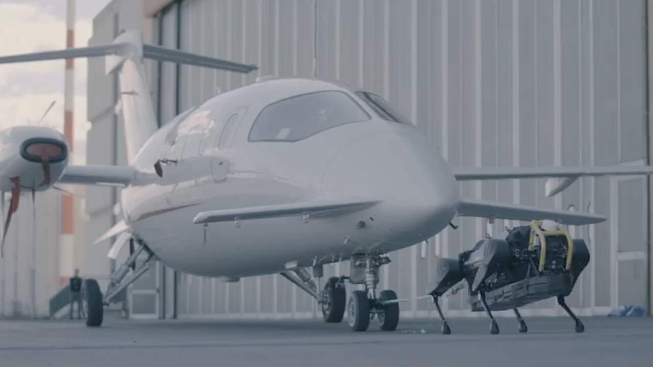 Beeld uit video: Robothond versleept vliegtuig van 3300 kilo in Italië