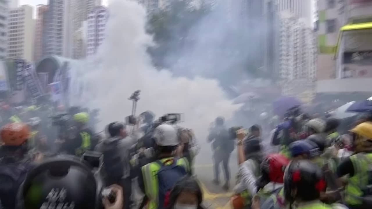 Beeld uit video: Politie zet traangas in tegen demonstranten in Hongkong