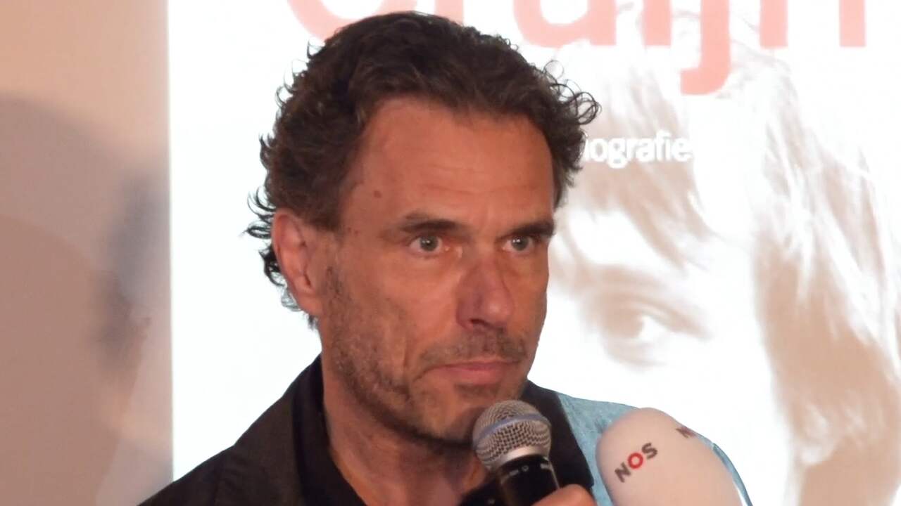 Schrijver biografie Cruijff door het stof tijdens boekpresentatie