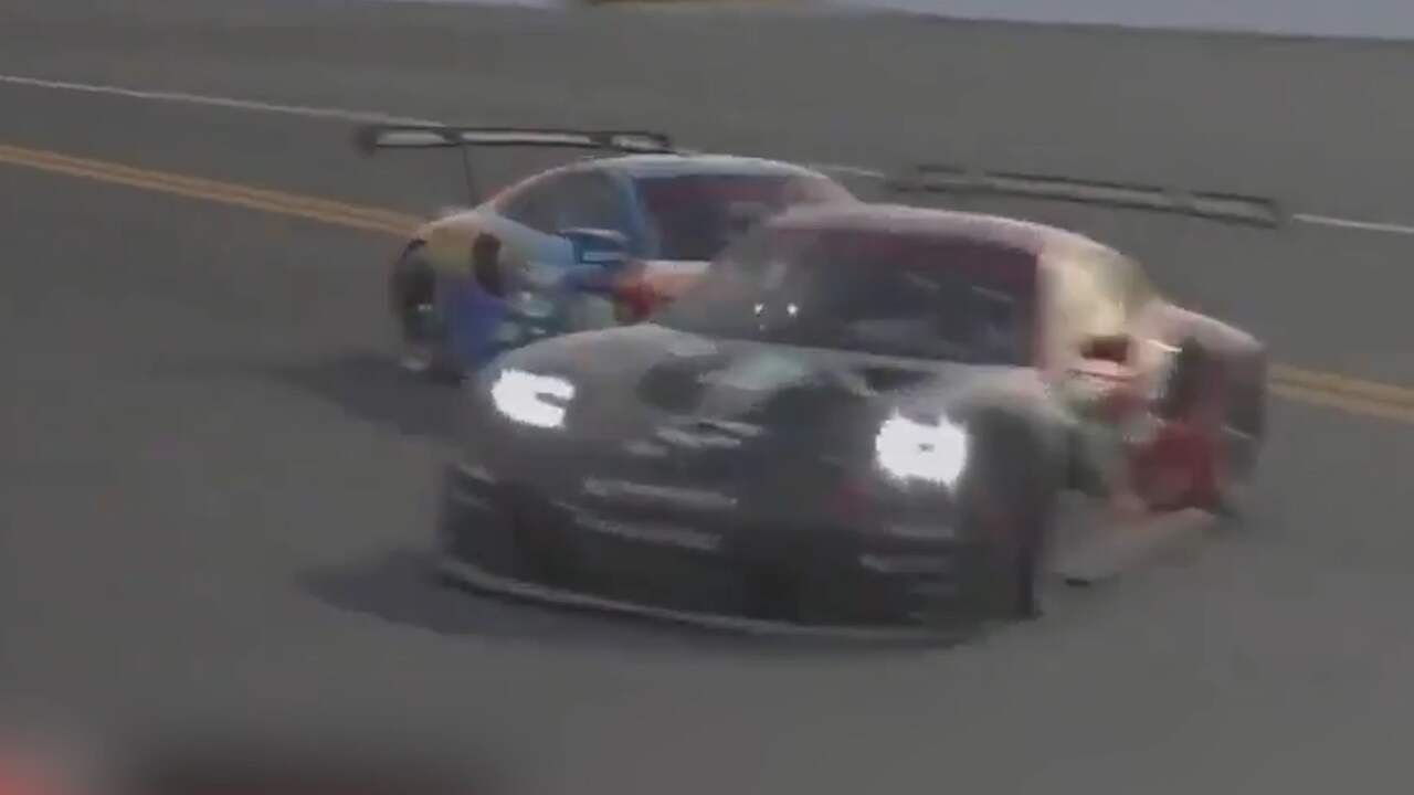 Beeld uit video: Norris tikt Verstappen van de baan in online racespel