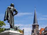 Afbreken, verplaatsen of uitleg geven: wat te doen met beladen standbeelden?
