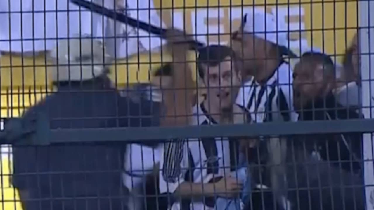 Beeld uit video: Politie slaat relschoppers met stokken bij voetbalwedstrijd Zuid-Amerika