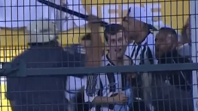 Politie slaat relschoppers met stokken bij voetbalwedstrijd Zuid-Amerika