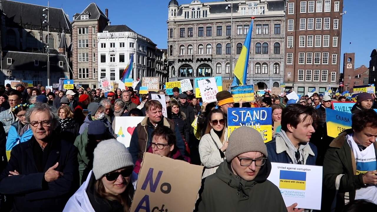 Beeld uit video: Honderden betogers in Amsterdam tegen oorlog in Oekraïne