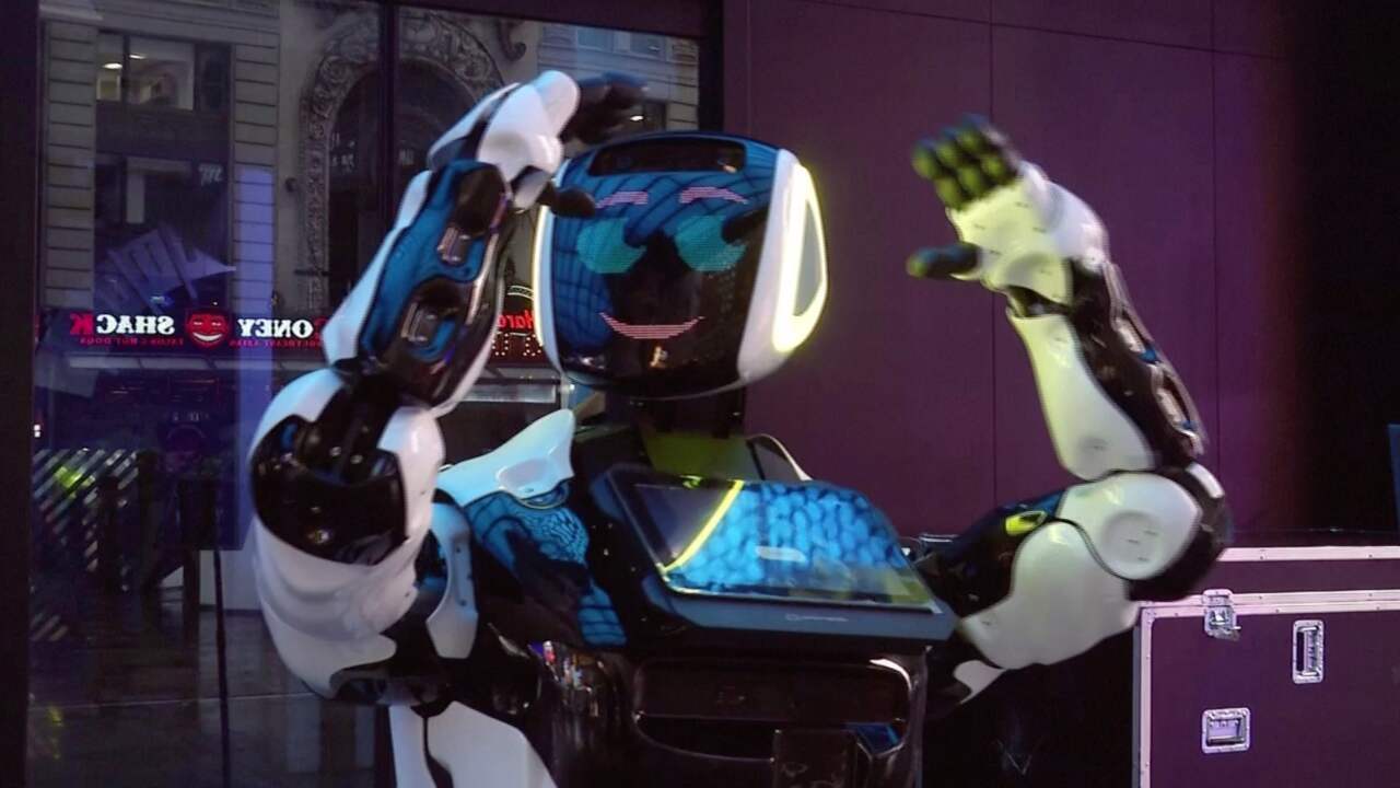 Robot informeert mensen op Times Square over coronavirus