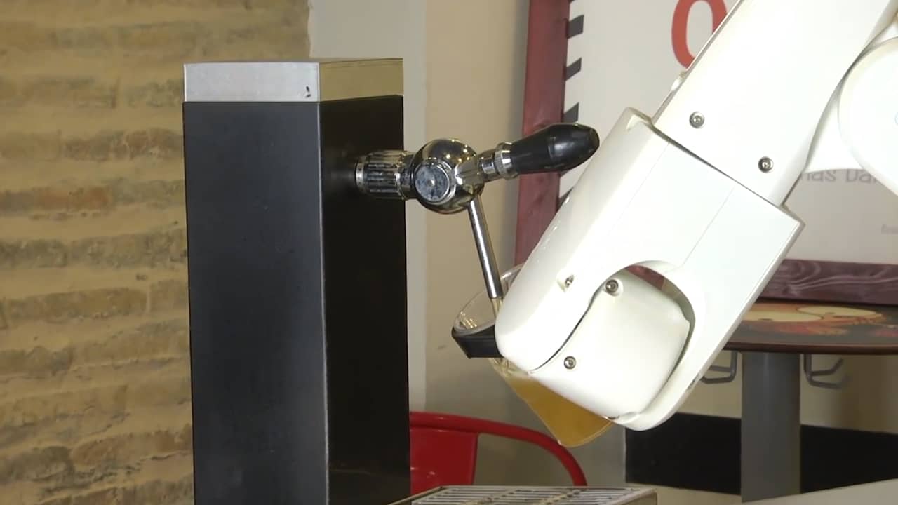 Beeld uit video: Robot tapt biertjes na versoepeling coronamaatregelen in Spanje