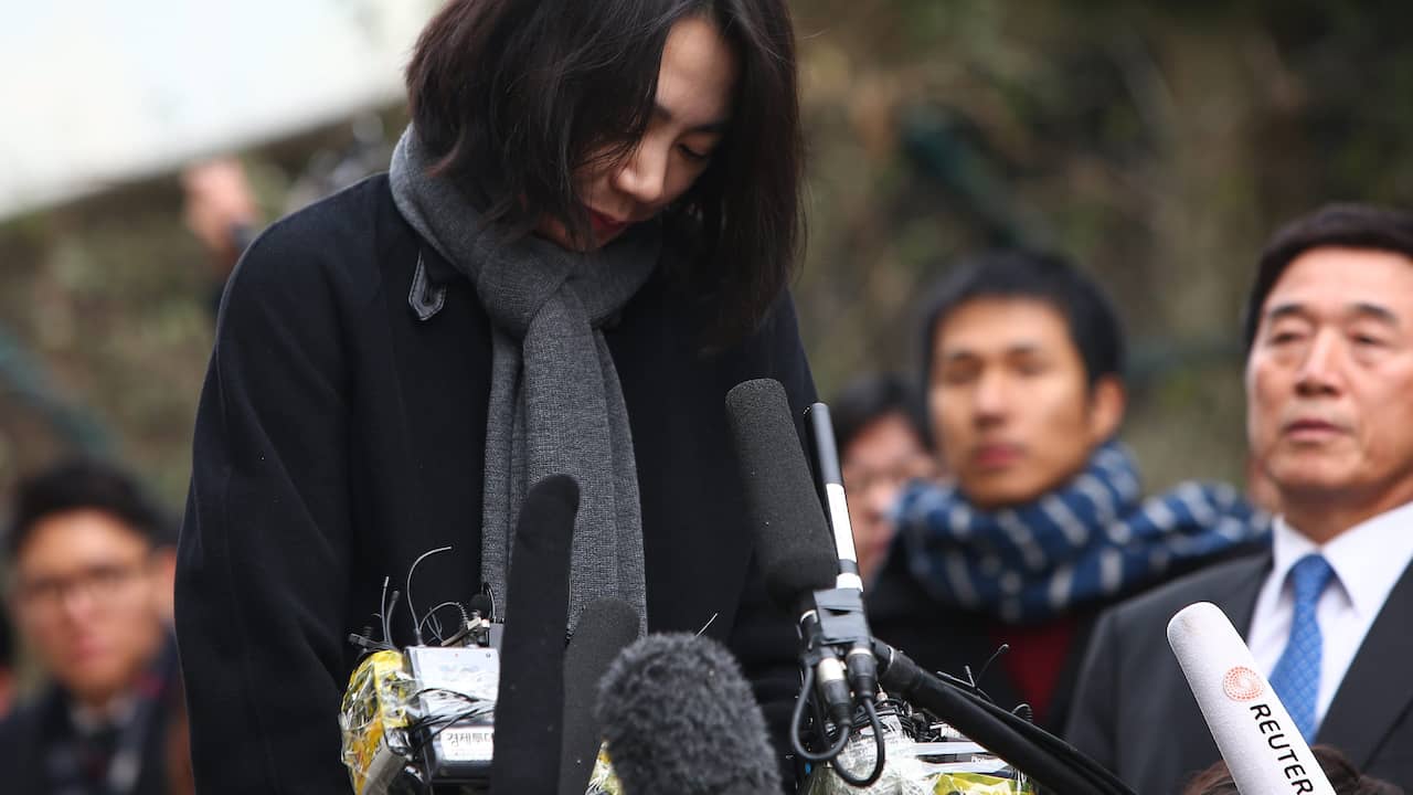 Een Zuid-Koreaanse vrouw die voor vertraging veroorzaakte door in een vliegtuig te klagen over verkeerd geserveerde nootjes, heeft een celstraf van een jaar gekregen.