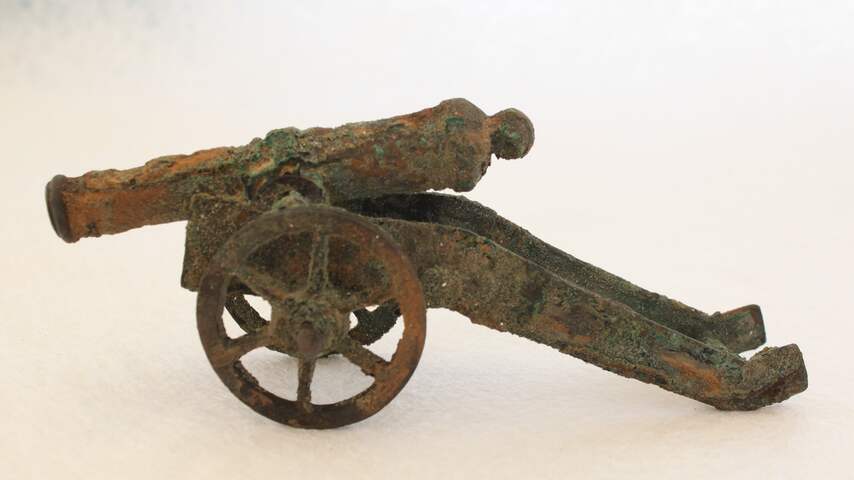 Mini-kanon van zeventiende-eeuws schip gevonden in Dronten