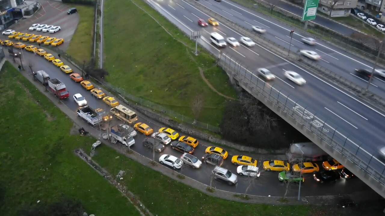 Beeld uit video: Turkse taxi's vormen kilometerslange gele file voor meterupdate