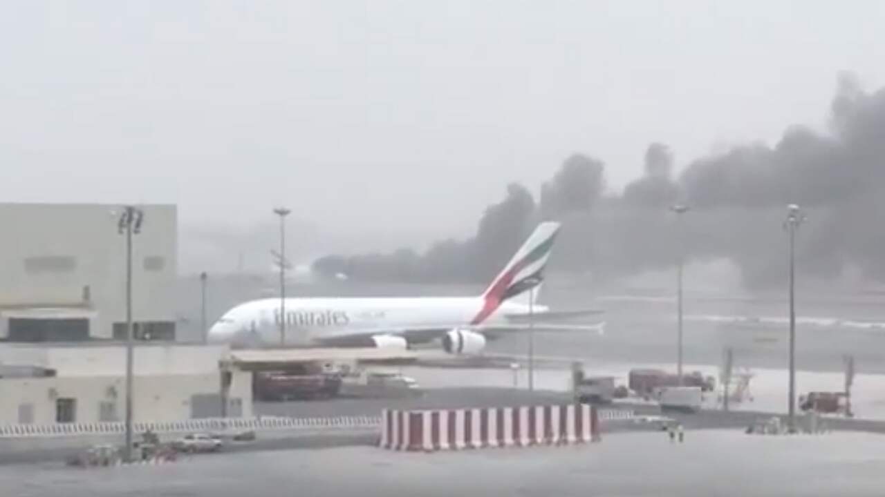 Brand in vliegtuig van Emirates op luchthaven Dubai